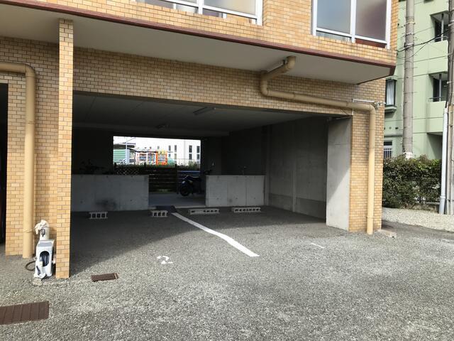 駐車場　屋根付き駐車場　空きございま…?