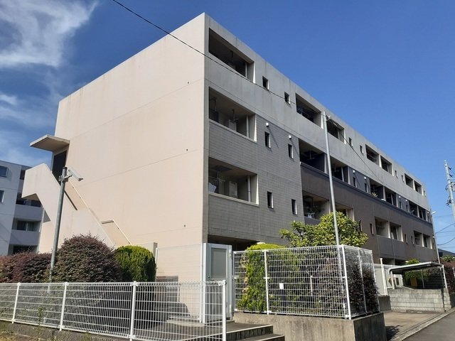 小田原市飯田岡のマンションの建物外観