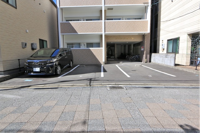 【松山市柳井町のマンションの駐車場】