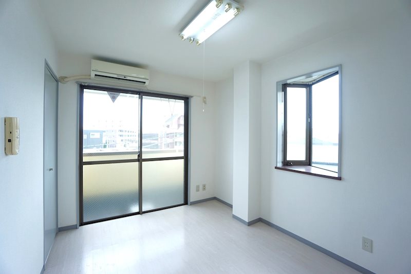 居室・リビング　2面採光で明るい洋室のお写真です☆