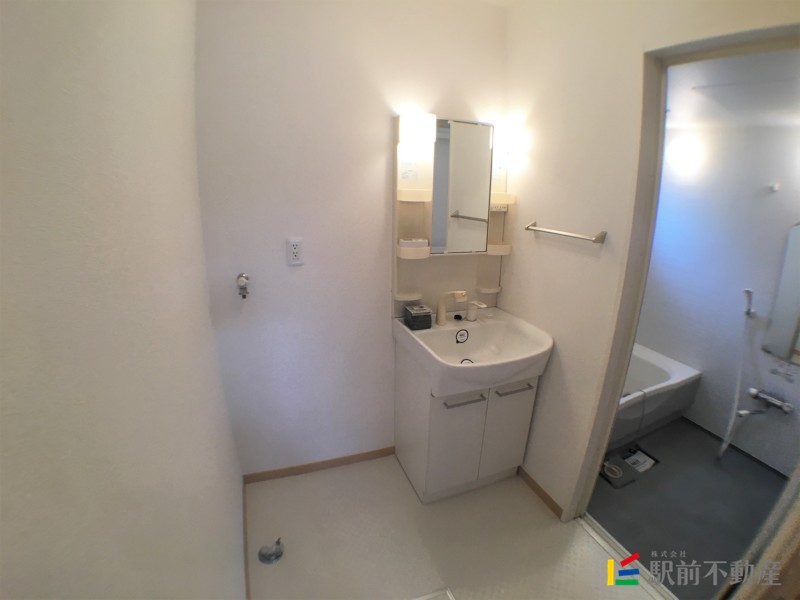 洗面設備　洗面台、洗濯機置場