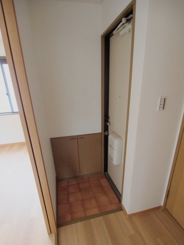 玄関　角部屋の写真です。ご参考にご覧ください。