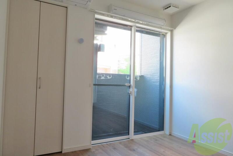 居室・リビング　白い壁に窓から差し込む光が反射して眩しいですね～。