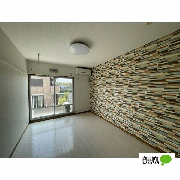 居室・リビング　同物件別室