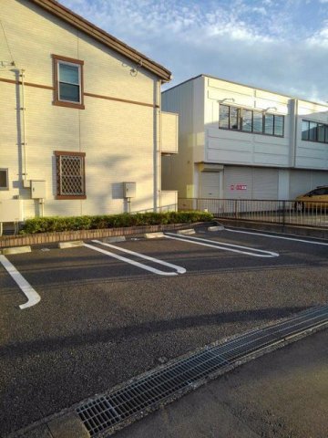 駐車場　駐車場があるので、車を買う予定の方も安心です