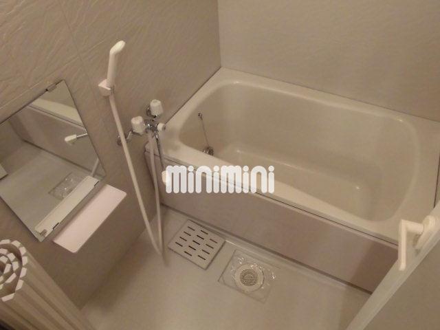 バス・シャワールーム　鏡付きの浴室