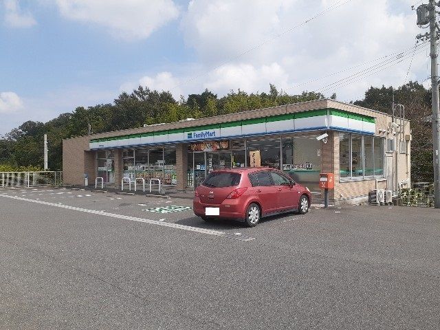 コンビニ　ファミリーマート東員町鳥取店（コンビニ）まで1000m