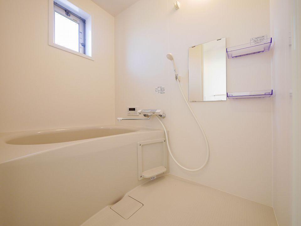 バス・シャワールーム　小窓が付いているので、換気も明るさも取り入れます