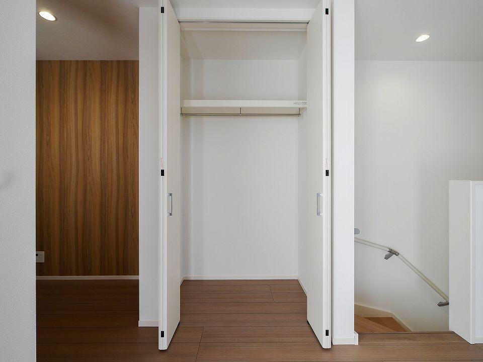 収納　ハンガーポール付きのクローゼットで収納しやすい