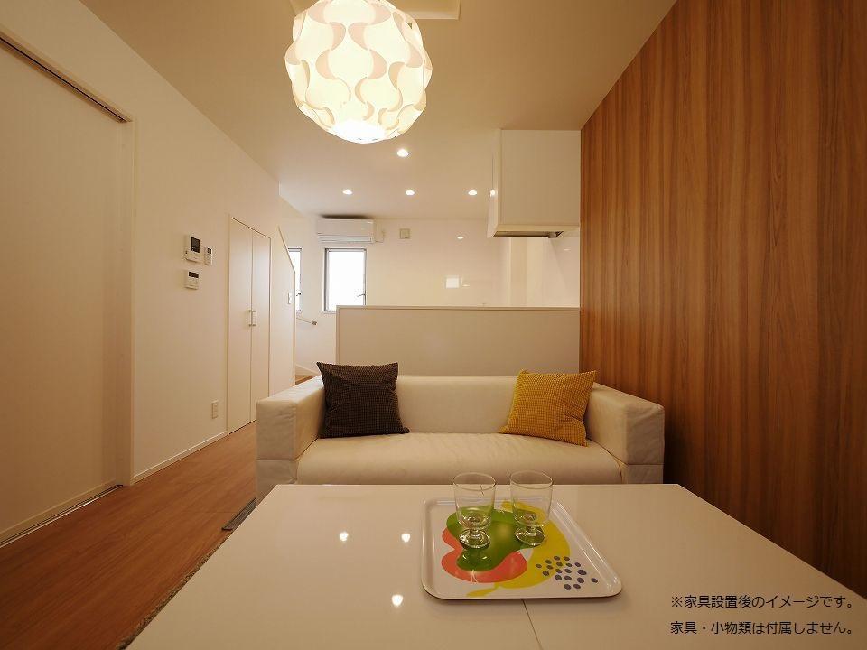 居室・リビング　縦にのびる木目調のクロスが空間を広く演出します