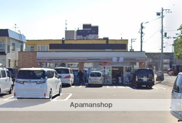 コンビニ　セブンイレブン（コンビニ）まで304m