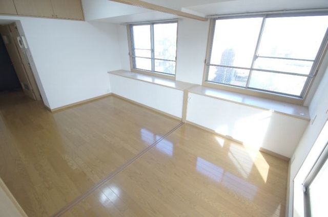 居室・リビング　【洋室】横窓から暖かい日差しが入ります☆