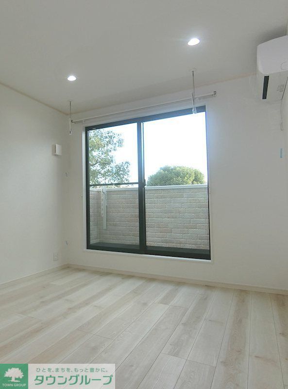 その他　洋室は6帖。ナチュラルな木目調の床材を使用しており、温かい…