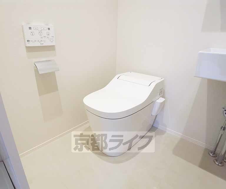 トイレ　温水洗浄便座付きで快適に過ごせます。