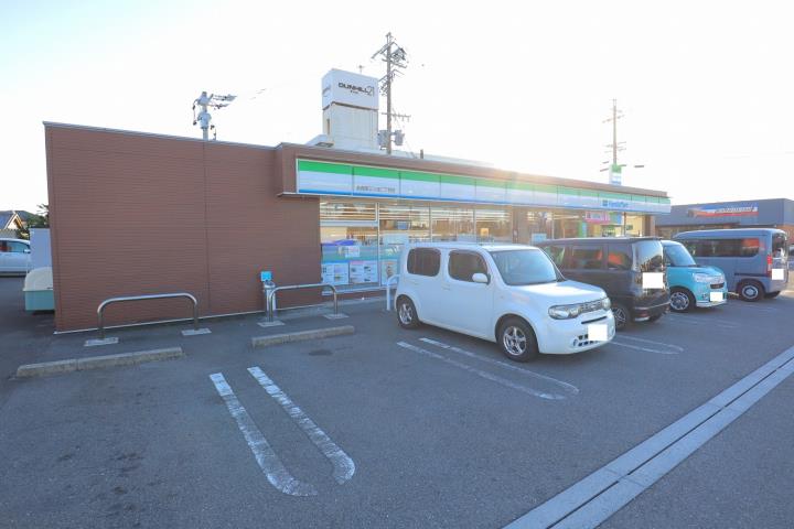 コンビニ　ファミリーマート各務原三ツ池二丁目店（コンビニ）まで406m