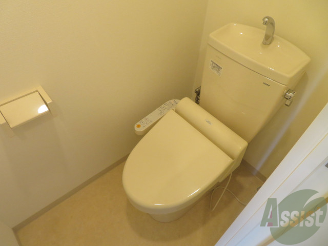 トイレ　人気のウォシュレットつきのトイレ。快適に過ごせますよ。