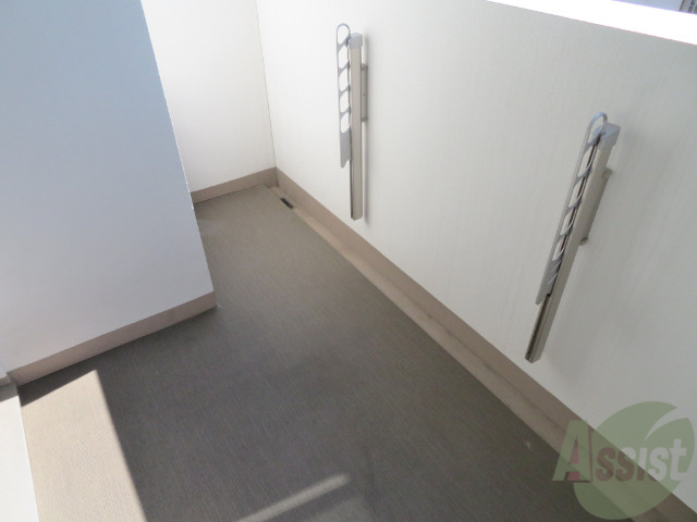 バルコニー　広々したバルコニーがあるのでいいですね。洗濯物も干せますよ。