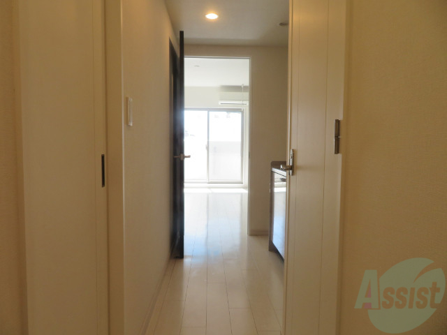 玄関　玄関からの目線です。白をベースとした清潔感あるお部屋です。