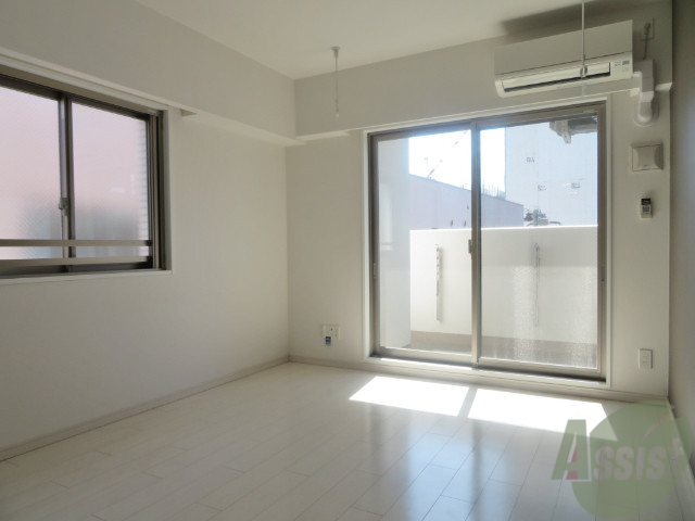 居室・リビング　光が差し込む素敵なお部屋です。角部屋で２面採光ですよ。