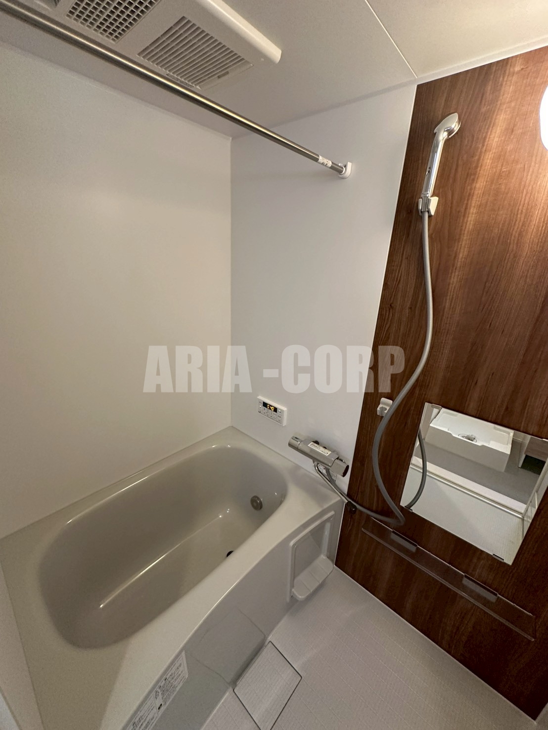 バス・シャワールーム　追焚き浴室乾燥付。カラーパネル採用でお洒落なバスルームです。