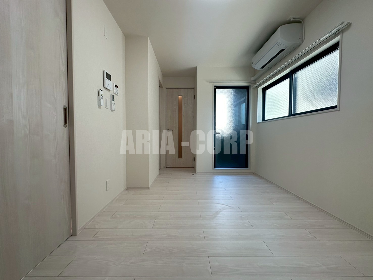 居室・リビング　白を基調としたお洒落なお部屋！奥行きたっぷりの空間です♪