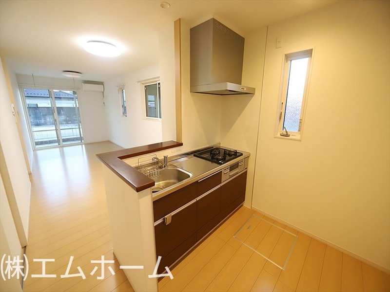 居室・リビング　LDK15帖　カウンターキッチン　照明付