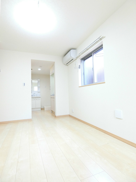 その他部屋・スペース　明るい床材を使用した居室