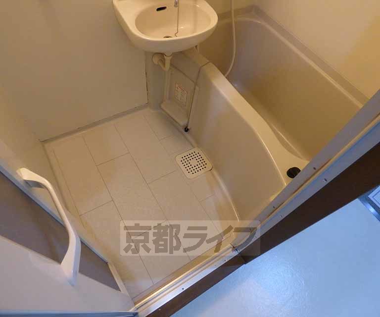 バス・シャワールーム　バスルームです。