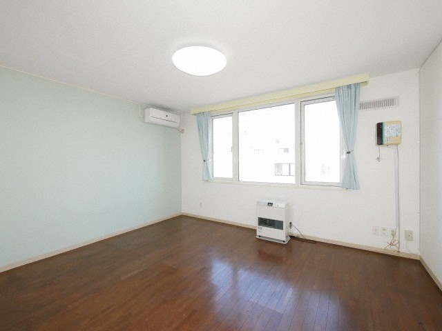 居室・リビング　同タイプ内観です