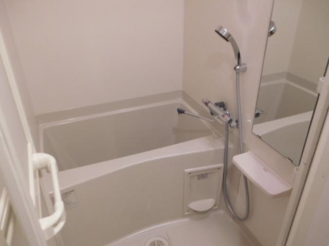 バス・シャワールーム　浴室乾燥機付きのお風呂です。