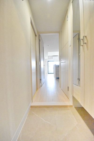 玄関　当該物件が建築中の為、同型物件の写真を使用しております。