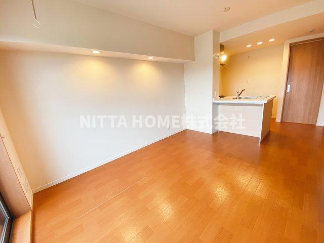 居室・リビング　１０．６帖の３口コンロカウンターキッチン付きリビング◇