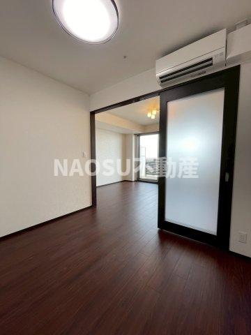 居室・リビング　落ち着いた色調の洋室です