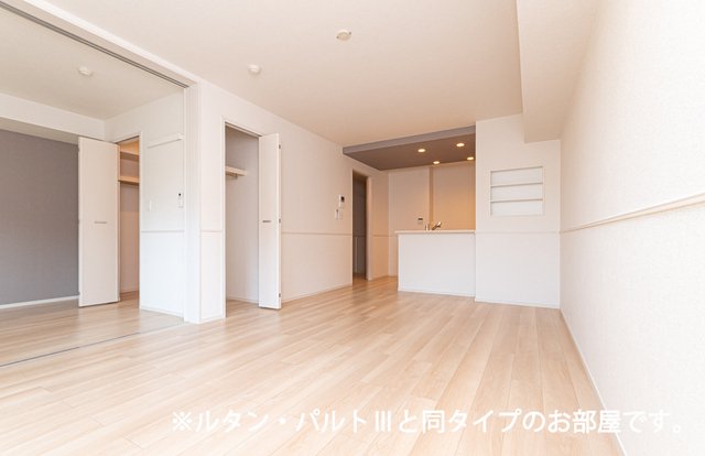 居室・リビング　室内物干しあり・複層ガラス採用・ネット使用料不要！