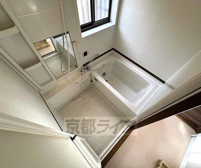 バス・シャワールーム　鏡のある便利なお風呂