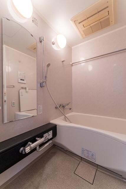 バス・シャワールーム　コンパクトで使いやすいお風呂です