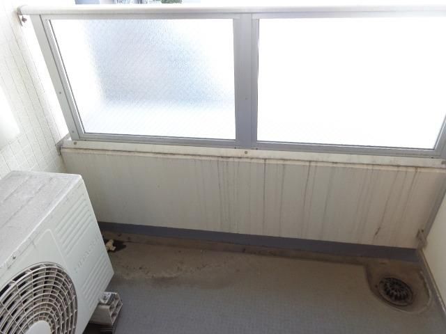 バルコニー　日差しが差し込むバルコニーです