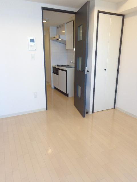 居室・リビング　落ち着いたフローリング色です