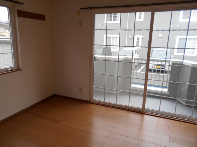 居室・リビング　南面居室（洋室・６．０畳）・東面に換気採光窓有り