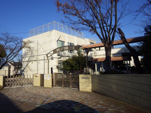 小学校　名東小学校（小学校）まで528m