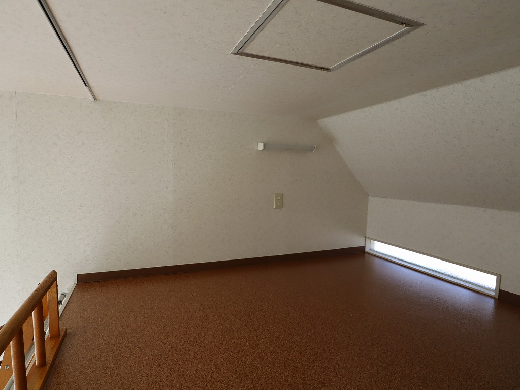 バス・シャワールーム　換気窓　コンセントございます。