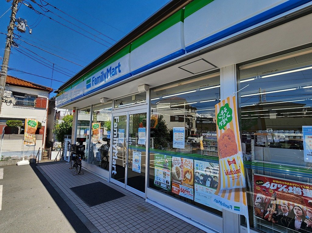 コンビニ　ファミマ　六軒町（コンビニ）まで140m