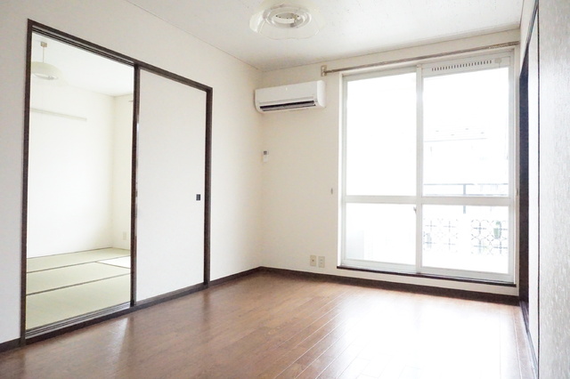 居室・リビング　南向きの洋室６帖