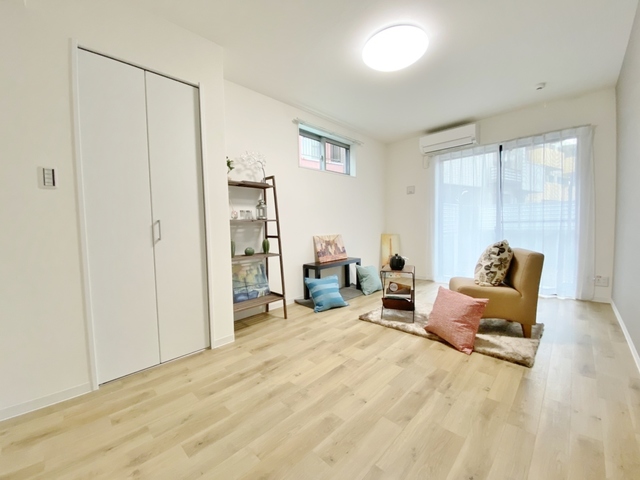 居室・リビング　綺麗な広いお部屋です（家具は設置例）