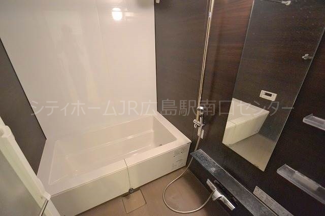 バス・シャワールーム　清潔感のあるバスルーム。好立地の人気物件です。