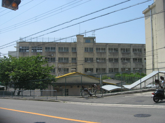 小学校　高槻市立日吉台小学校（小学校）まで410m