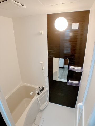 バス・シャワールーム　便利なシャンプー置き場付きバスルーム