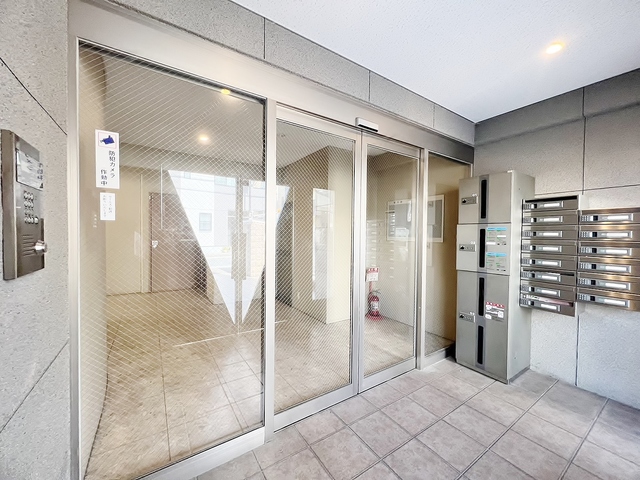 エントランス　オートロック・宅配ＢＯＸ・防犯カメラ