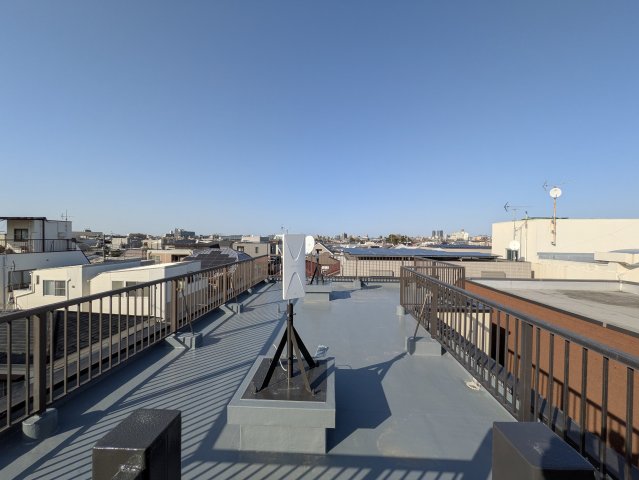 その他共有部分　入居者が利用可能な屋上テラス。ウッドデッキがこれから設置。読