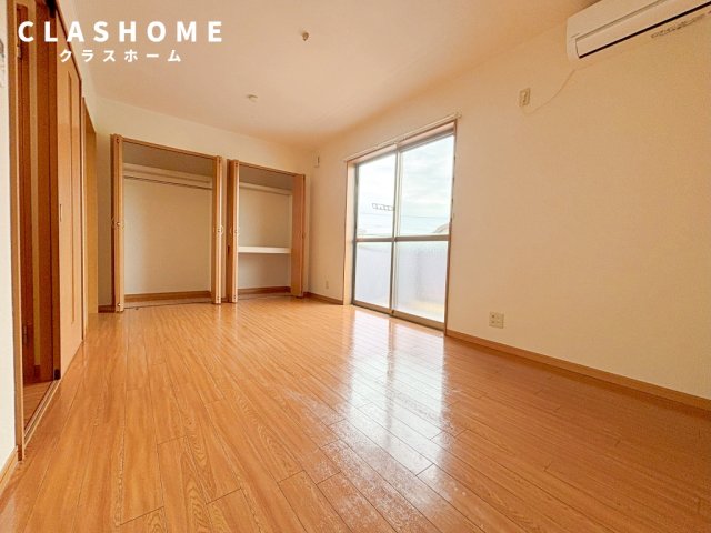 居室・リビング　同物件の別部屋になります。